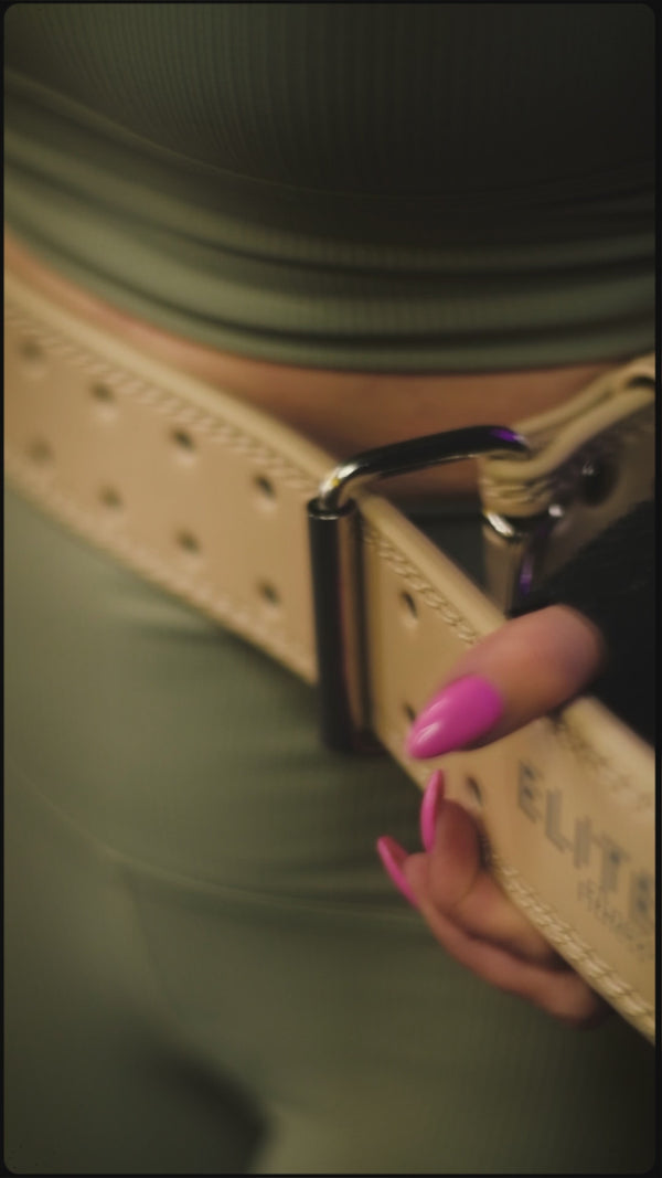 Persona ejecutando peso muerto con barra, ejercicio compuesto de fuerza para espalda baja y piernas en gimnasio.