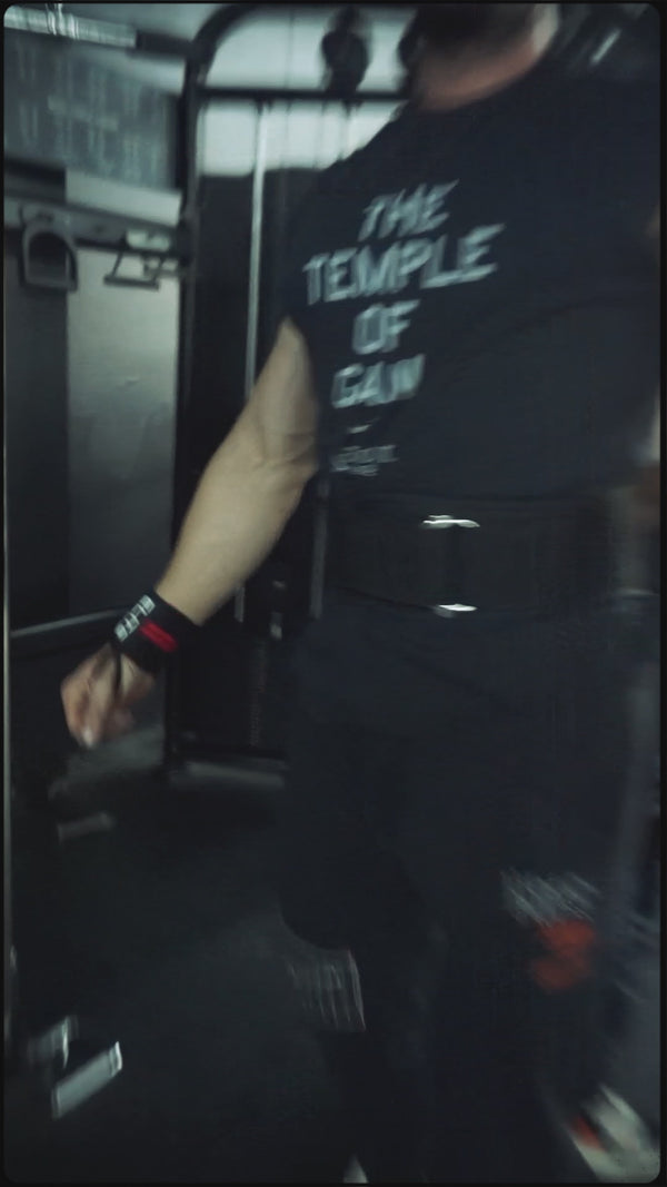 Persona realizando zancadas con mancuernas, ejercicio funcional para piernas y glúteos en gimnasio.