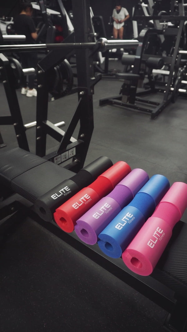 Persona ejecutando hip thrust con barra en banco, ejercicio de fuerza para glúteos en gimnasio.