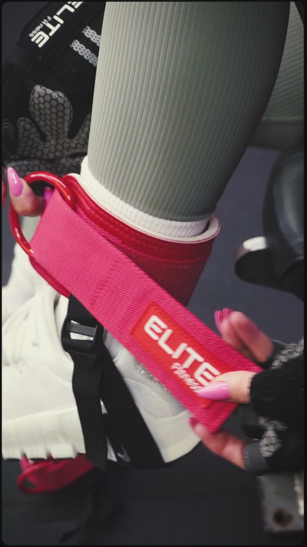 Persona realizando plancha abdominal en el suelo, ejercicio de core y estabilidad en gimnasio.