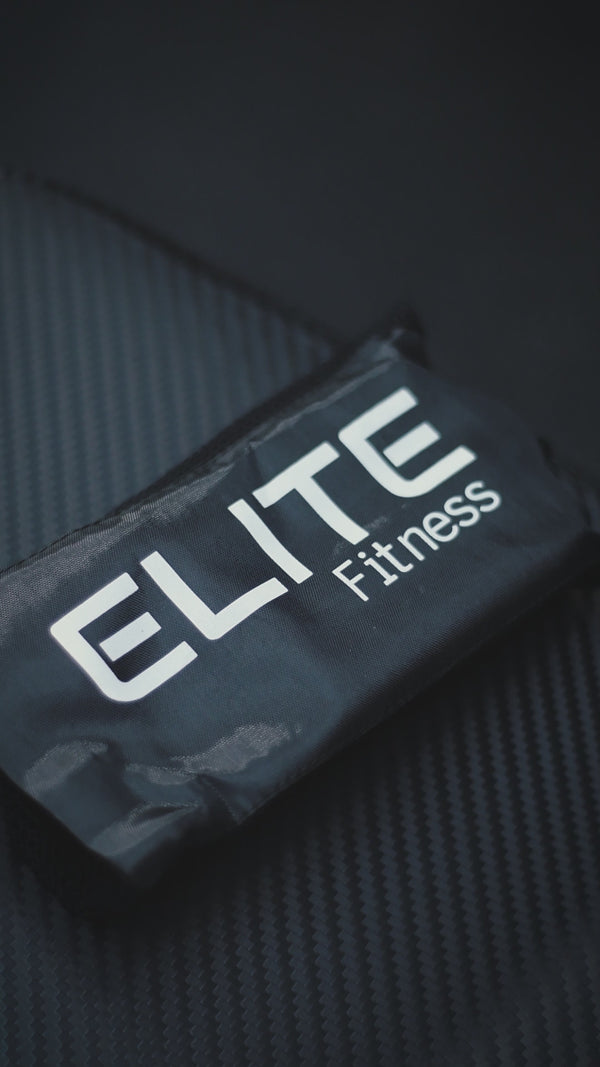 Hombre ejecutando curl de bíceps con mancuernas de pie, ejercicio de fuerza para brazos en gimnasio.