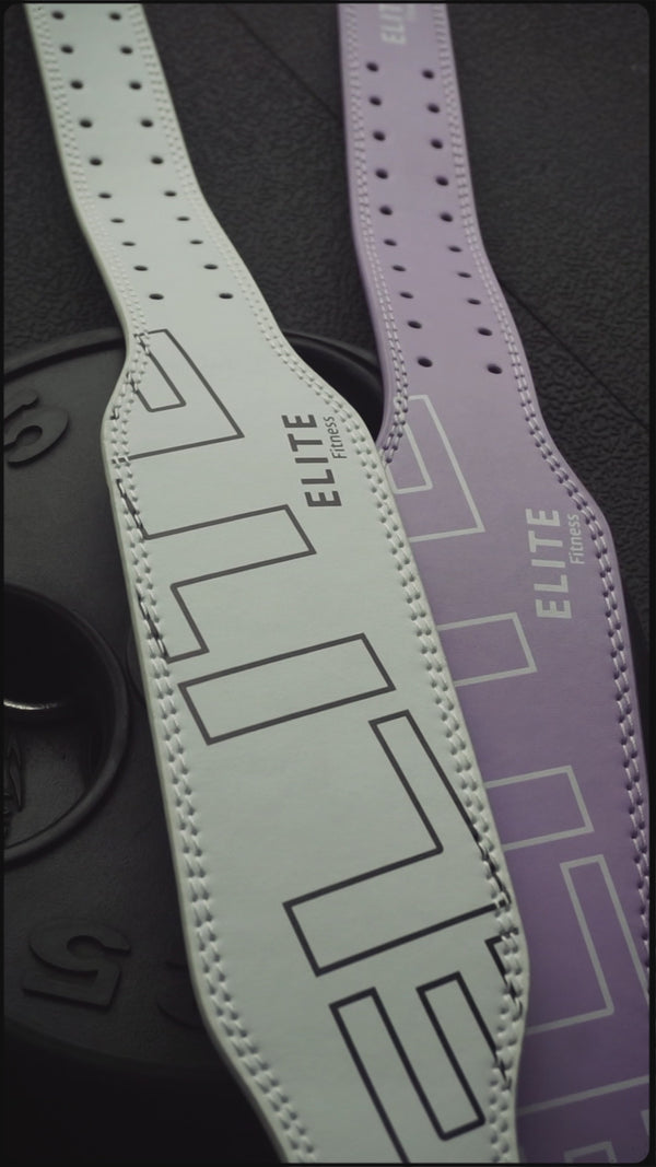 Hombre ejecutando remo con barra inclinado, ejercicio de fuerza para espalda y bíceps en gimnasio.