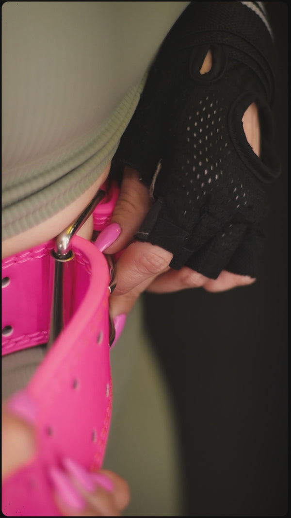 Persona ejecutando press de hombros con mancuernas en posición sentada, ejercicio de fuerza para deltoides.