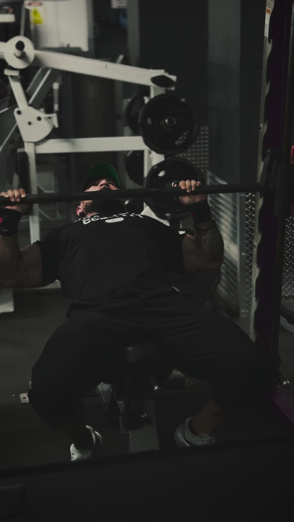 Antebrazo con agarre en barra de dominadas, enfocado en fuerza y entrenamiento funcional de gimnasio