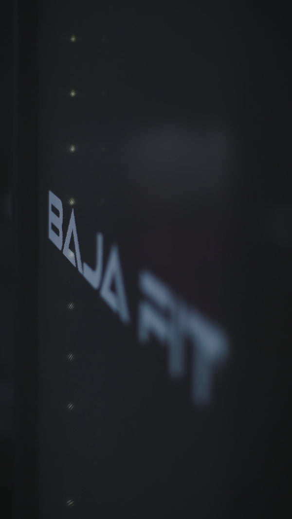 Persona realizando press inclinado con mancuernas en banco, ejercicio de fuerza para pecho superior en gimnasio.